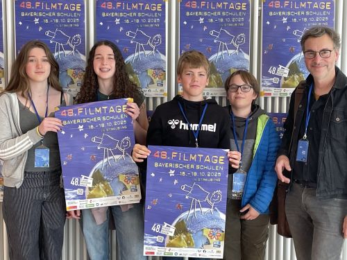 BU: Antonia, Miriam, Simon und Roman freuen sich mit Filmgruppenleiter H. Pfingstl über die Auszeichnung
