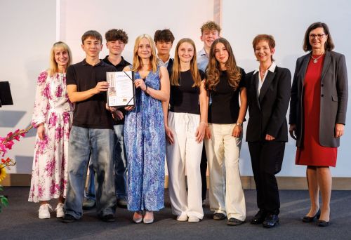 Auf dem Foto zu sehen sind: Laudatorin: Marietta Hofmann, Andrej Kapustyanskiy, Antonio Bruno, Amelie Tretter, Sem Müller, Lisa Reuther, Lennart Haag, Zina Gramlich, Projektleiterin: Heike Glückert, Landtagspräsidentin Dr. I. Aigner
